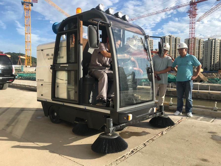 江山龙海市电动清扫车：现代城市清洁的新解决方案